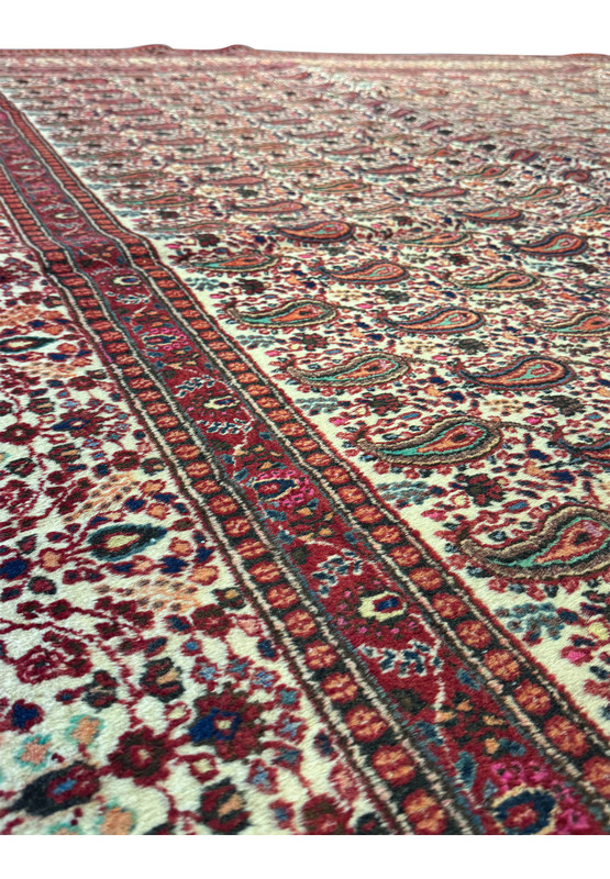 Corner detail of the Persian Moud Rug, where the border meets the central design, displaying the seamless transition between the patterns and the expert finishing