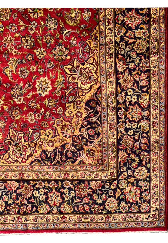 Artistic design detail of Persian Isfahan rug - Detailed view of the artistic designs featured in the central area of the Persian Isfahan rug.