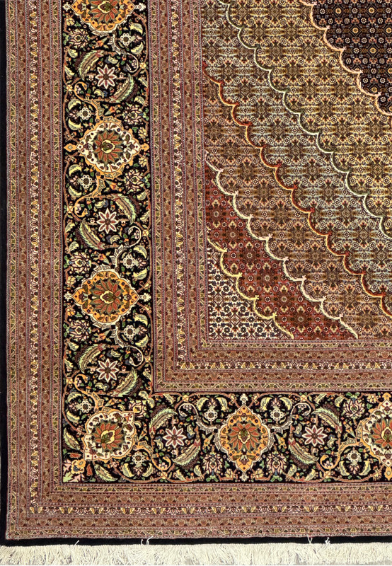 Detailed shot of the edge border on the 11'7 x 16'6 Persian Tabriz Mahi rug, showcasing fine craftsmanship