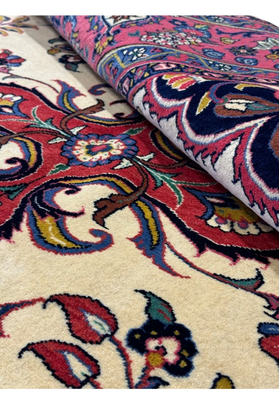 Rolled edge of the Persian Sarough Square Rug showing the high-quality wool and detailed patterns.