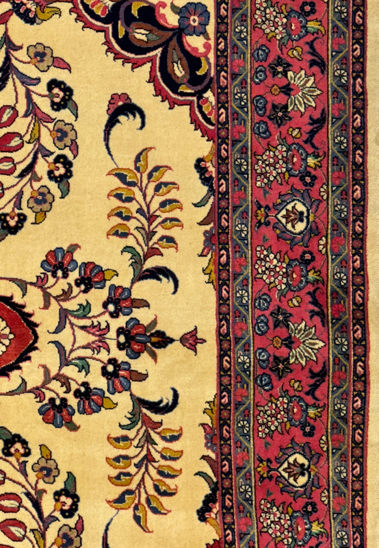 Close-up of the edge and fringe of the Persian Sarough Square Rug.