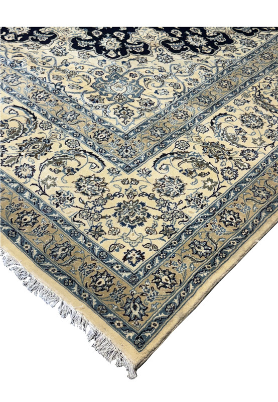 Elegant border design of the 13 x 19'8 Persian Nain Rug with traditional Persian patterns