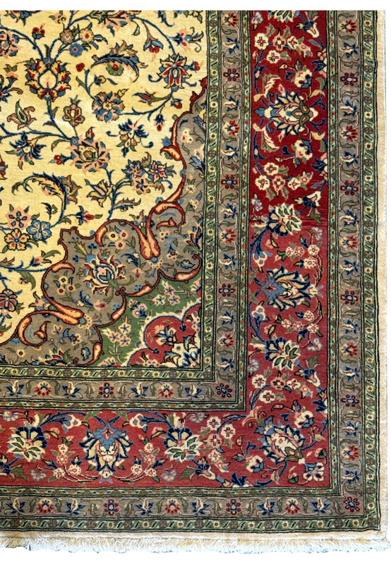 Border detail of 8'2 x 10'7 Persian Qum Kork & Silk Rug showing floral design and colors