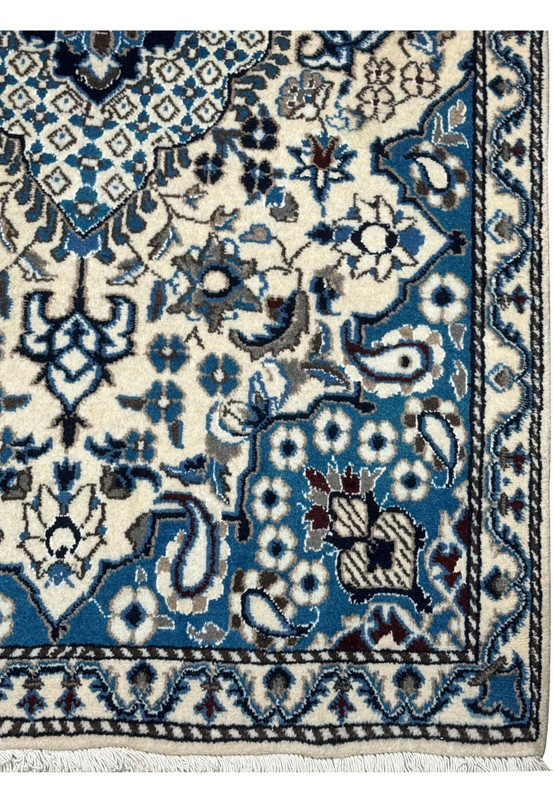 Detailed border design of the 2'9 x 4'7 Persian Nain Rug