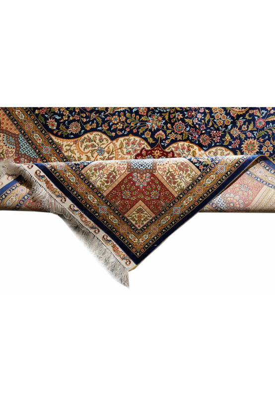 Corner and fringe close-up showing the neat finishing, fine border lines, and silk tassels.