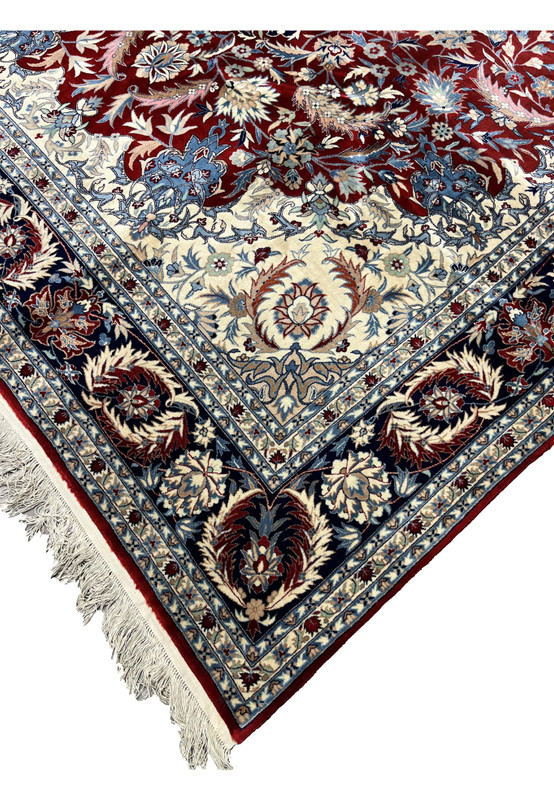 Edge detail of Persian Isfahan rug highlighting tight hand knotted construction, clean selvedge, and precise border definition