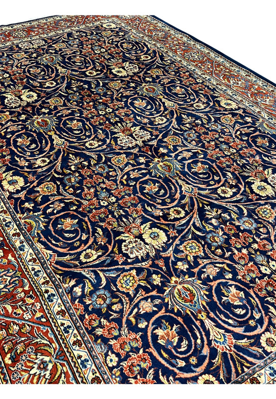 Side angle of hand knotted Persian Sarough rug showing thickness and edge finish