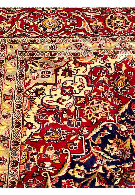 Inner border close-up of Persian Isfahan rug displaying delicate vine motifs, soft cream tones, and crisp geometric framing