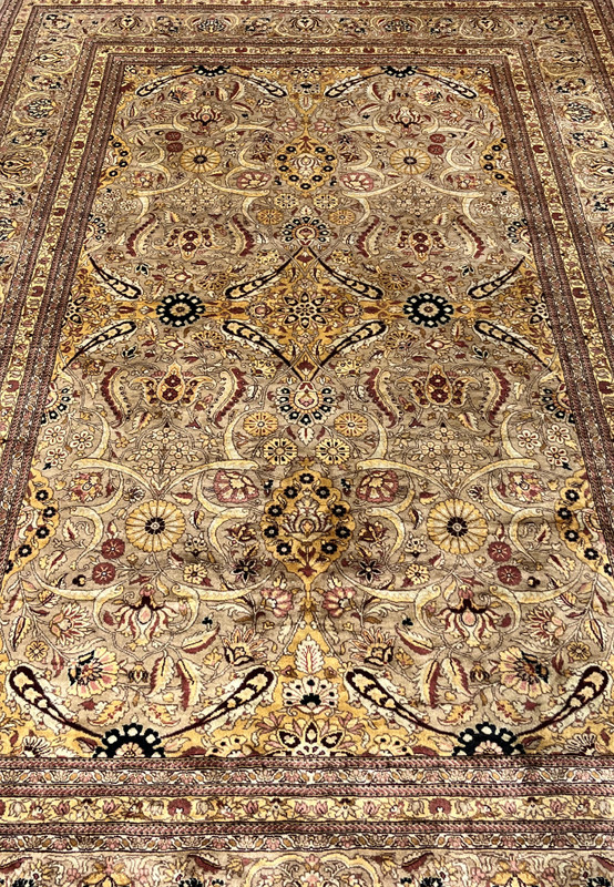 Top view of Oriental Agra rug showing symmetrical floral pattern, ivory beige field, and classic border layout