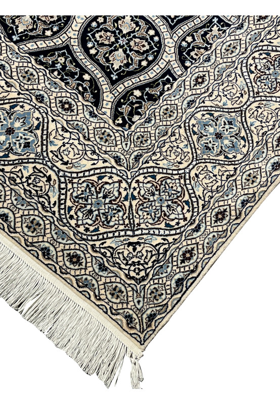 Edge detail of Persian Nain 6 LA rug showing tight knot density cotton foundation and ivory fringe finish.
