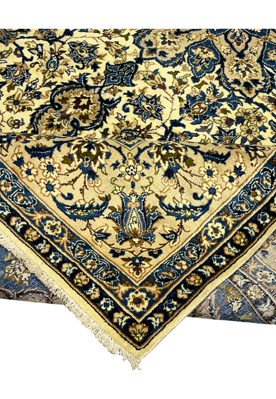 Folded edge detail of handmade Persian Kashan rug 10'2 x 14'3 highlighting border structure ivory fringe and tight wool construction