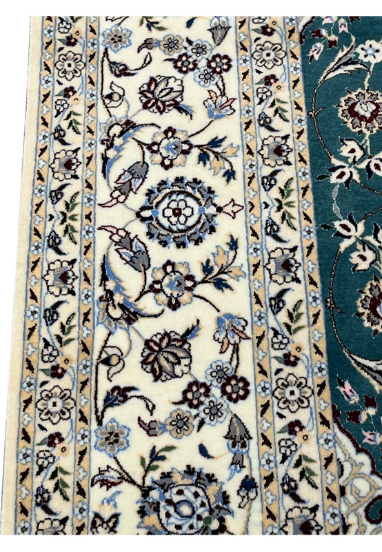 Close-up of ivory border with silk highlights on 7x10 Persian Nain 6La Habibian teal rug