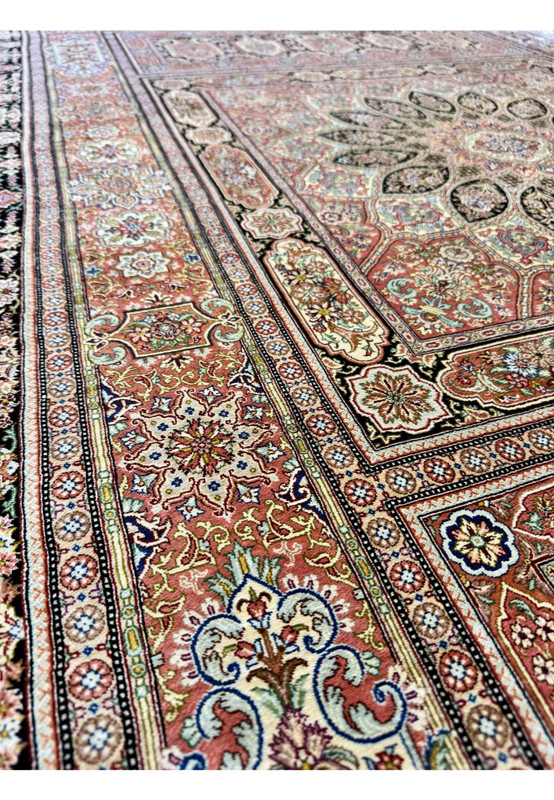 Foundation close-up of Hossein Kashizadeh silk Qum rug, pure silk warp and weft with ultra fine knotting