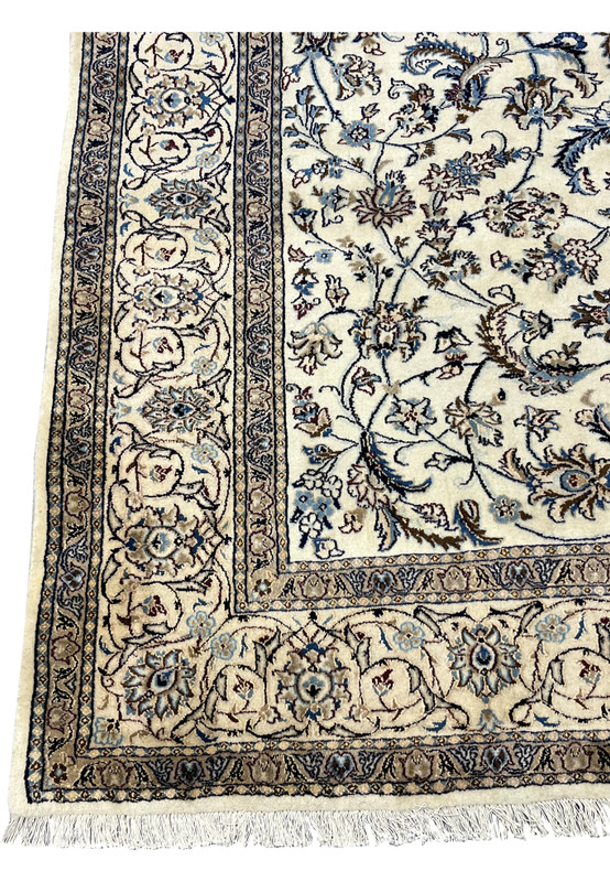 Ivory main border with turtle palmette vine meeting the floral field at a corner of the rug