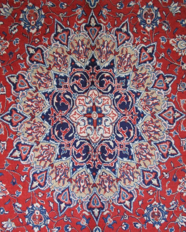 Detailed image of the captivating medallion at the heart of the 10x13 Persian Sarough rug's elaborate design