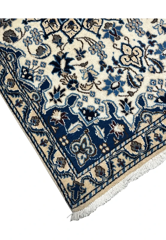 Edge detailing of the 2'11" x 4'6" Persian Nain handwoven rug.