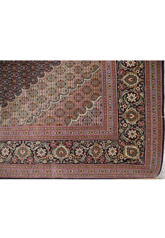 Detailed shot of the elegant border on the 7' x 10' Persian Tabriz Mahi Rug, displaying traditional motifs