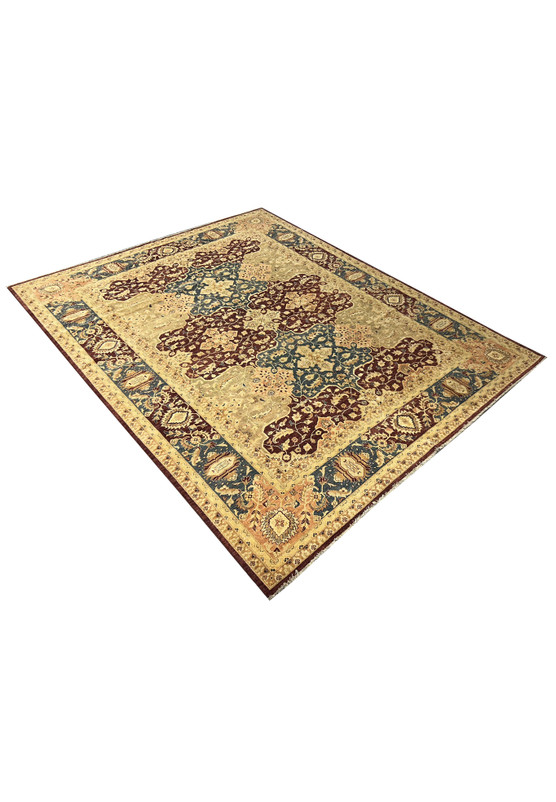 A side view of the Agra rug's surface, showing the detailed pattern and texture. The high-quality natural wool and vegetable-dyed colors highlight the rug's luxurious appeal.