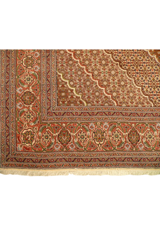 Detailed view of the 6'8 x 9'9 Persian Tabriz Mahi Rug border featuring floral and geometric patterns.