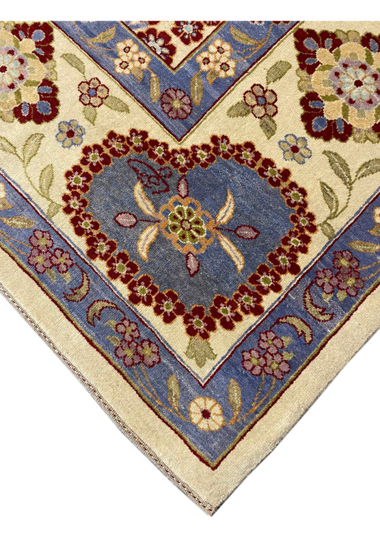 Edge view of the 12 x 16 Ziglar Rug with a detailed look at the floral border.