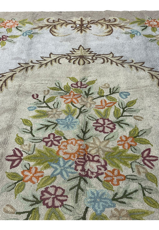 8 x 11 Indian hooked rug detail of the cream medallion crest and floral cluster for dining room