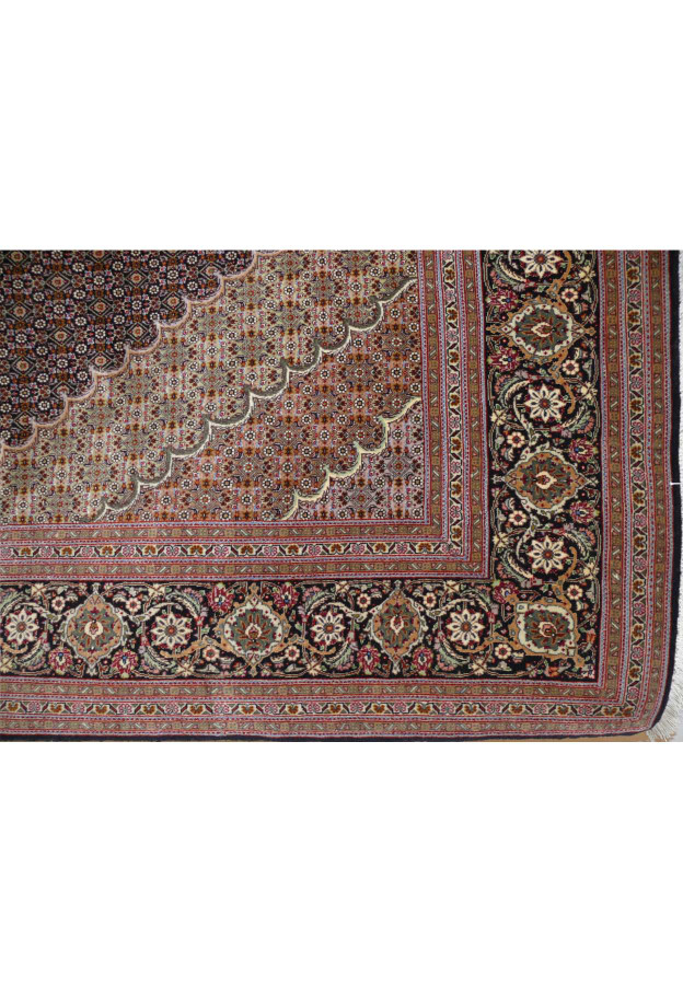 Detailed shot of the elegant border on the 7' x 10' Persian Tabriz Mahi Rug, displaying traditional motifs