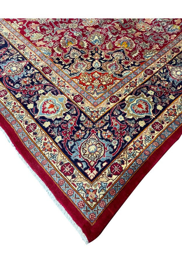 A closer look at the border of the Persian Mahal rug reveals its complex geometric and floral interplay, offering a timeless elegance