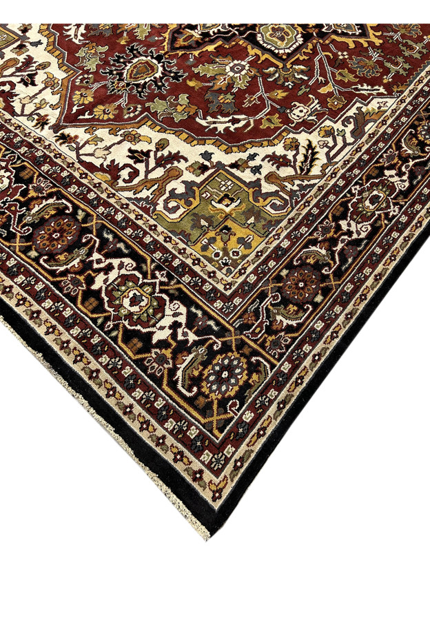 Close-up of the edge of the 12 x 16 Oriental Heriz Rug, highlighting the craftsmanship and detailed border.