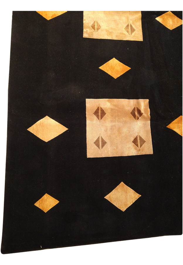 Border detail of 8'9 x 11'10 contemporary wool and silk rug with geometric motifs.