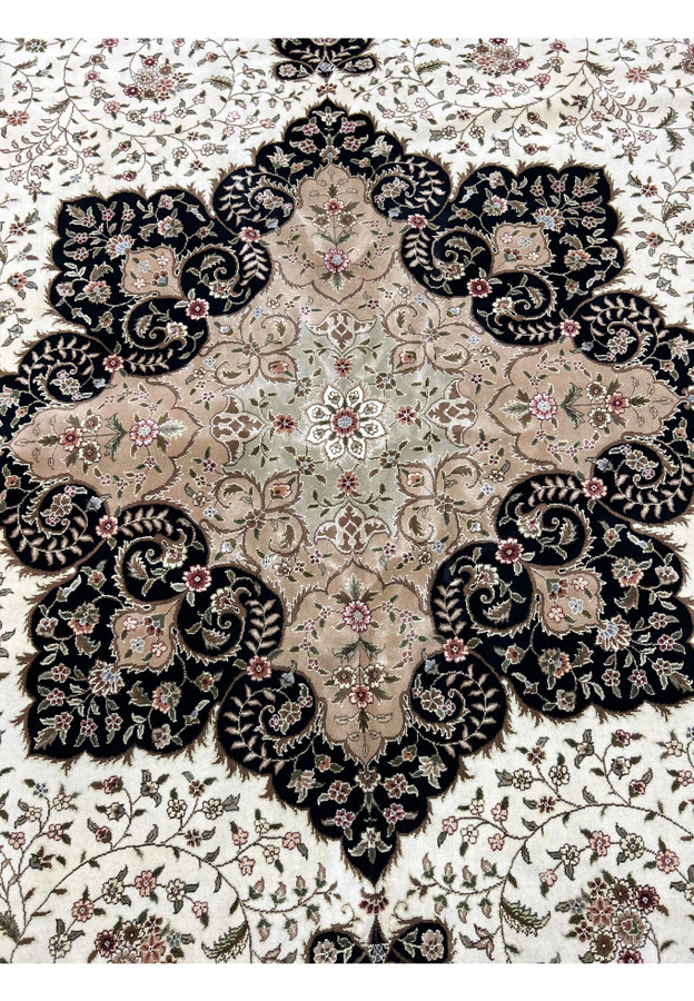 12'5 x 18 Persian Tabriz Rug Medallion Detail Highlighting Silk Highlights and Exquisite Craftsmanship