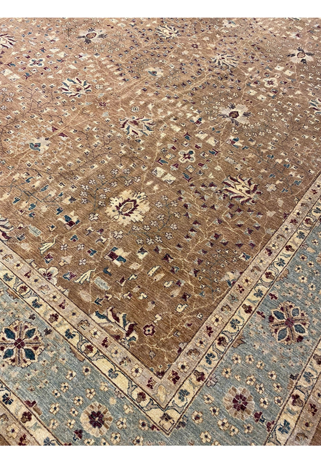 Edge detail of 12x16 Oriental Ziglar rug's intricate border.