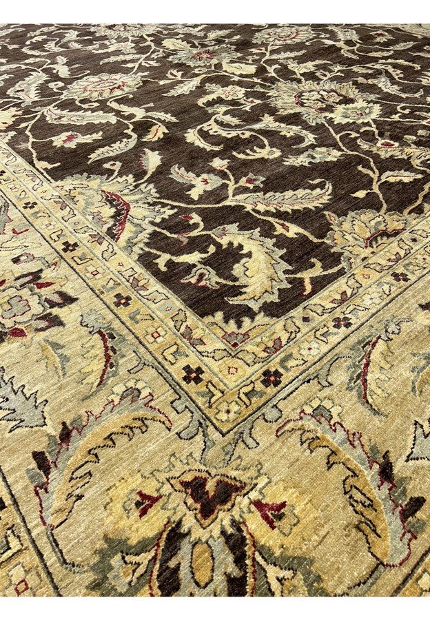 Detailed image of the border design on the 12 x 14'5 Oriental Ziglar Rug, featuring floral motifs and contrasting colors.