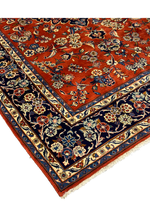 Edge of 6'6 x 10'2 Persian Sarough Rug showing the detailed floral border and fringes.