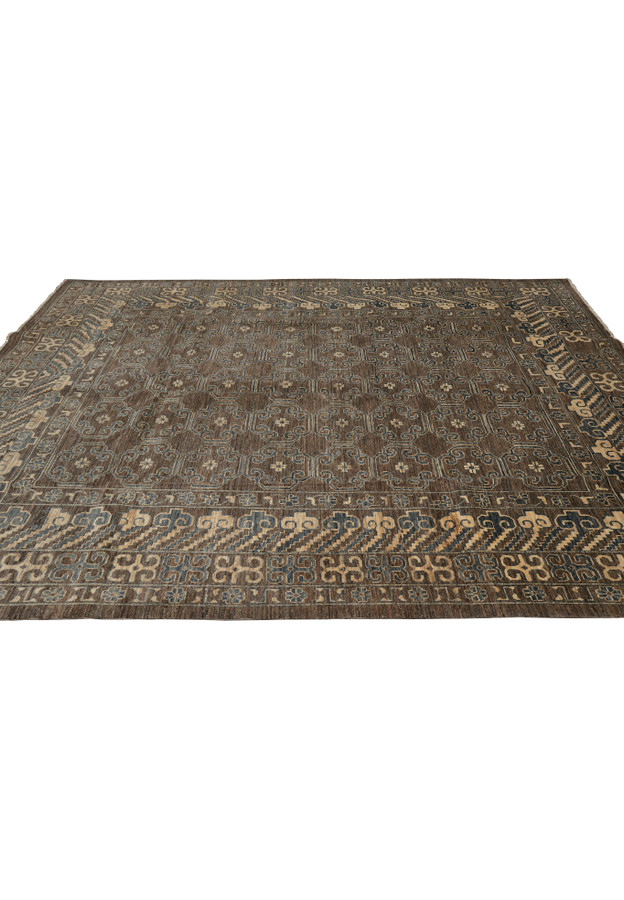 Zigler Transitional Rug showing transition between field and border with geometric motifs in muted earth tones.