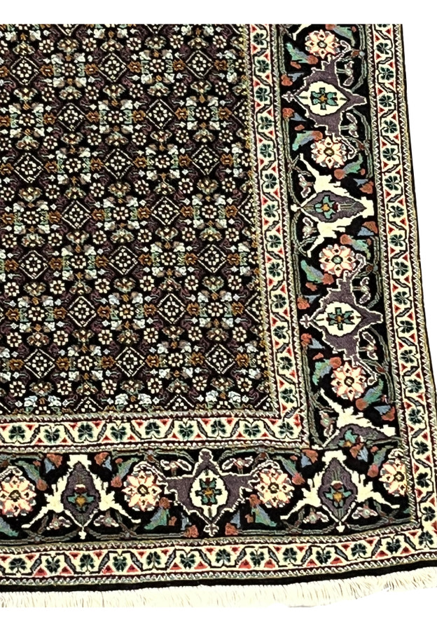 Detailed border design of Persian Tabriz Mahi 40 Raj Rug with rosettes and vines
