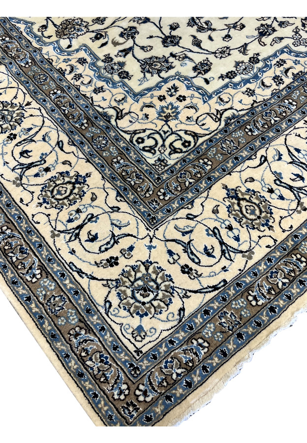 Edge detail of 10' x 13'2 Persian Nain 9LA Rug showing neat hand-finished fringe and precise border weaving.