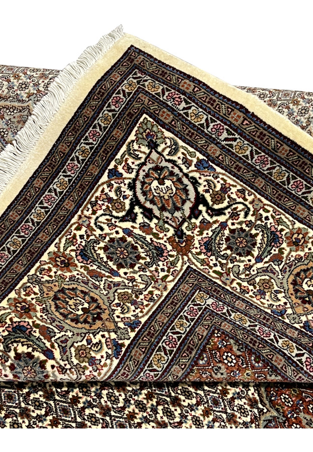 Folded edge Persian Tabriz Mahi 50 Raj wool silk rug showing hand knotted construction pile depth ivory border