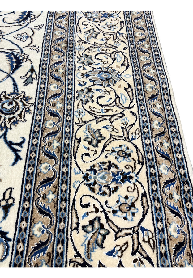 Close-up of border system on 8x11 Persian Nain 9La rug with scrolling palmette and vine motifs