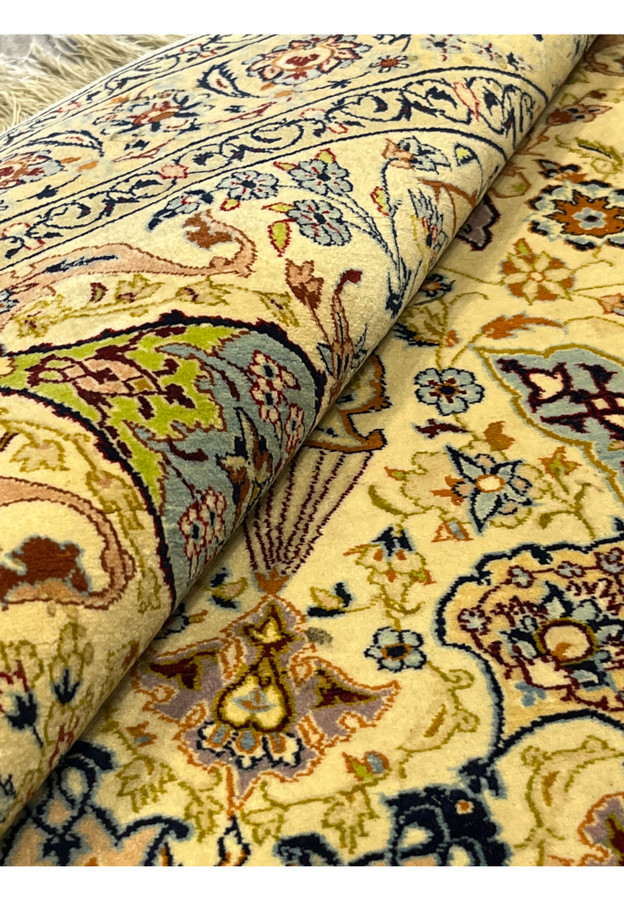 Rolled edge of this 4x6 Persian Isfahan rug showing 0.3 inch pile in kurk lambswool