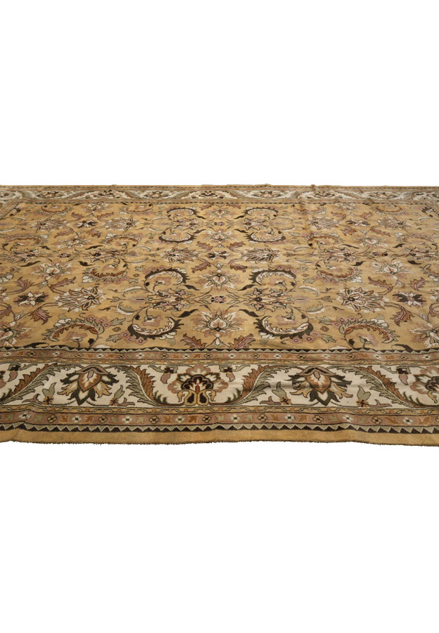 Side view of this oversize Soltanabad design Agra rug showing the ivory main palmette border