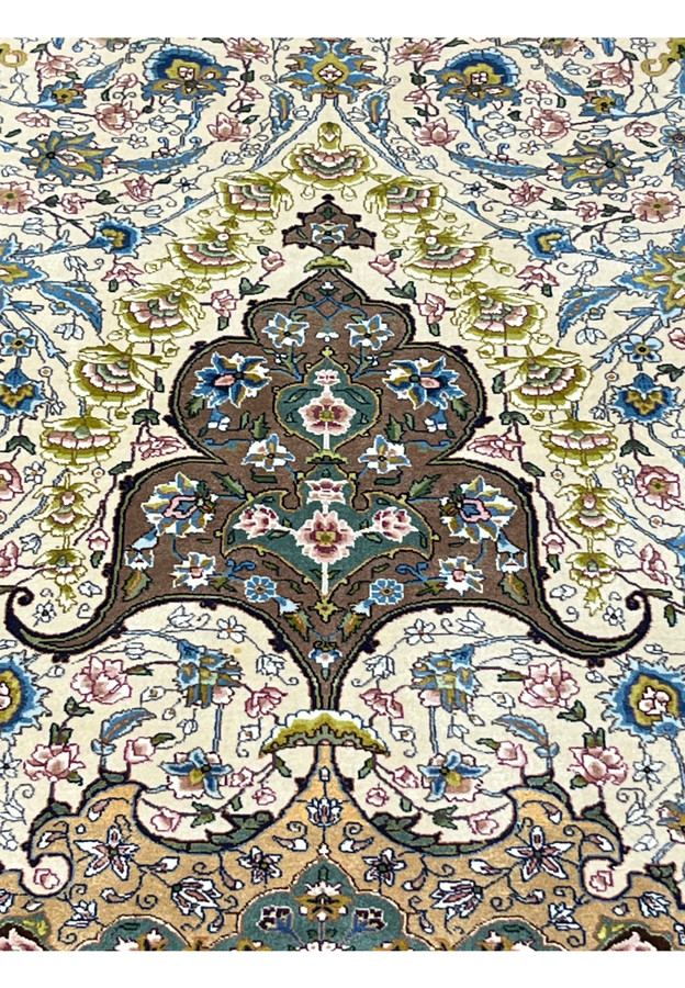 Fine floral patterns of palmettes, roses and vines woven across the ivory silk-highlighted field