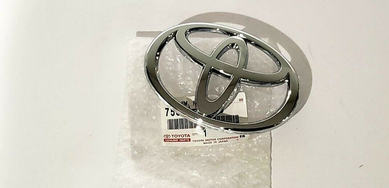 2003 2004 NEW Toyota Front Grille Emblem 4 Runner Chrome T 03 04