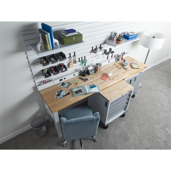 Gladiator® 6' (182.9 cm) Wide 9-Outlet Workbench Powerstrip GAAC68PSDW
