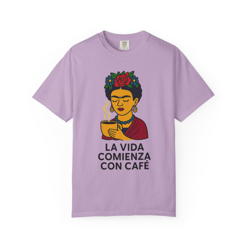 La Vida Comienza con Café Tee in Orchid – Frida-inspired coffee lover tee by Coo Coo’s Coffee.