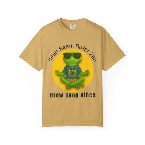 Brew Good Vibes Zen Gecko Tee in Mustard – Bert the chill gecko meditating with coffee, Coo Coo’s Coffee graphic tee.