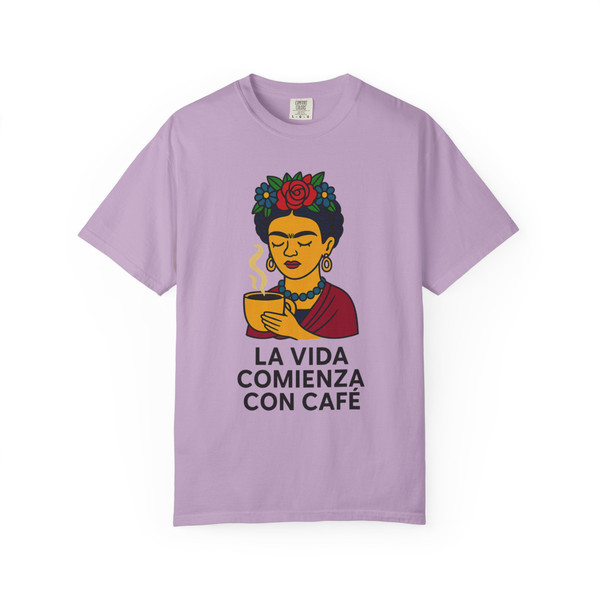 La Vida Comienza con Café Tee in Orchid – Frida-inspired coffee lover tee by Coo Coo’s Coffee.