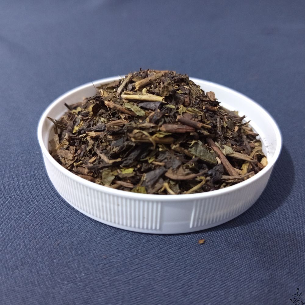 White tea leaves and brewed white tea