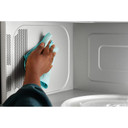 Maytag® Four à micro-ondes à hotte intégrée avec revêtement intérieur antiadhésif - 1.7 pi cu YMMMS4230PZ