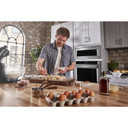 Kitchenaid® Four à micro-ondes à hotte intégrée à profil bas de 900 watts avec trousse de garniture étroite YKMBT5011KS