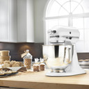 Batteur sur socle à tête inclinable KitchenAid de 4.7 L (5 pintes) de la série Artisan KSM150PSWH